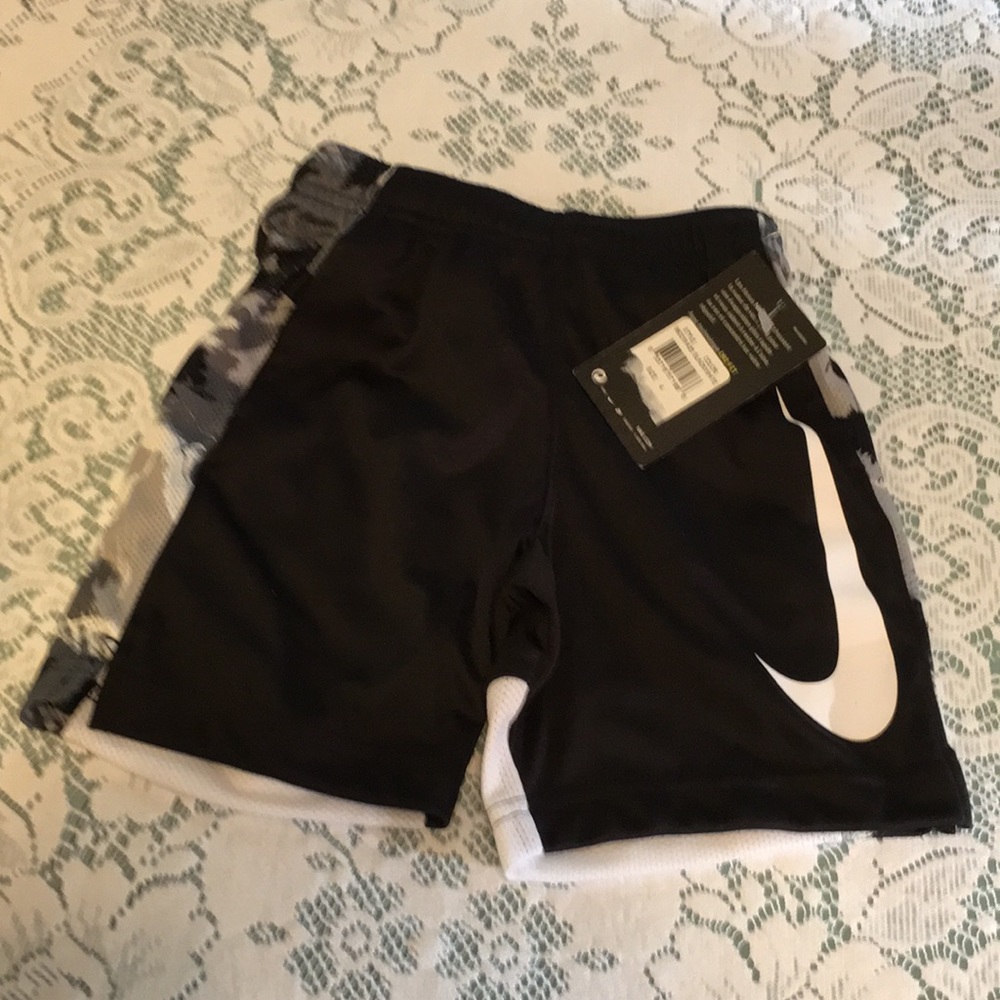 Nike Boys Shorts NEW  Size 4 Black & white Nike Nylon Super cool just like Dads